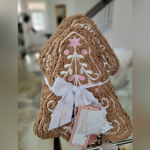 ❄️🌲NWT Cupcakes and Cashmere Gingerbread Pillow - Pink and White Set of 3 🌲 ❄️ - Picture 7 of 8